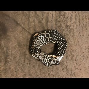 Black and white Polka dotted infinity scarf 🧣
